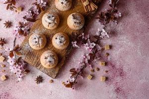 Cupcakes recién horneados de harina de arroz con plátano y vainilla foto