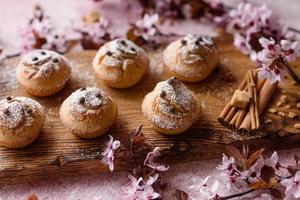 Cupcakes recién horneados de harina de arroz con plátano y vainilla foto