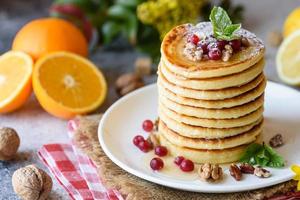 deliciosos panqueques frescos y hermosos con miel cítrica y mermelada foto