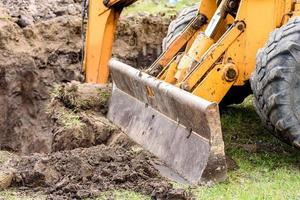 la excavadora moderna realiza trabajos de excavación en el sitio de construcción