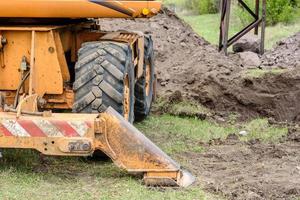 la excavadora moderna realiza trabajos de excavación en el sitio de construcción