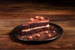 un trozo de delicioso pastel de chocolate con frutos rojos