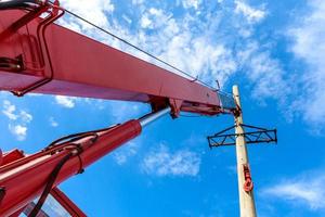 instalación de columna para línea eléctrica de alta tensión foto