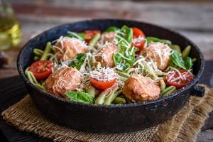 deliciosa pasta fresca con albóndigas, salsa, tomates cherry y albahaca foto