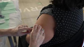 kvinna som får vaccininjektion video