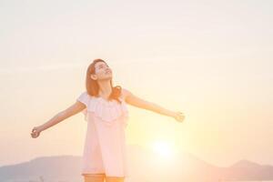 hermosa mujer se extiende por la mañana con aire fresco foto