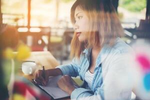 mujer joven inconformista que trabaja un poco de trabajo en la cafetería. foto