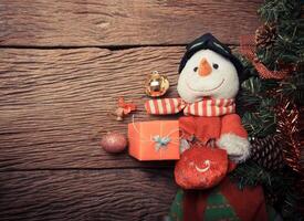 muñeco de nieve en el árbol de navidad foto