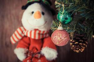 adornos navideños en el árbol de navidad foto