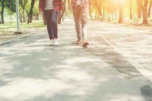 pareja de jóvenes adolescentes caminando juntos en el parque, vacaciones relajantes. foto