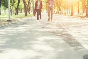 pareja de jóvenes adolescentes caminando juntos en el parque, vacaciones relajantes. foto