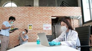 Krankenschwester überprüft Warteschlange für Coronavirus-Impfungen video
