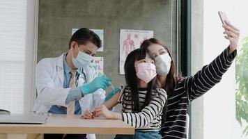 femme prenant un selfie pendant qu'un médecin est en train de vacciner video