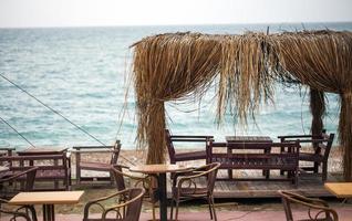 Asientos de silla cerca del concepto de vacaciones junto al mar. foto