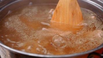 Sopa hervida con costillas de cerdo en una estufa eléctrica video