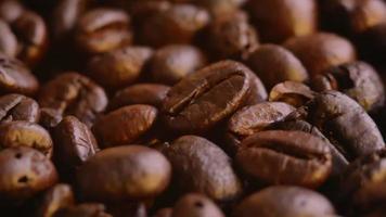 Cerca de semillas de café con humo de café tostado fragante