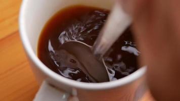 close-up van een kopje met zwarte koffie video