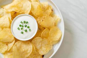 papas fritas con salsa de crema agria foto