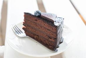 Tarta de dulce de chocolate en el café foto
