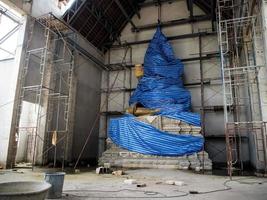 estatua de Buda en el templo en construcción foto
