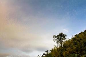 cielo azul sobre la montaña al atardecer foto