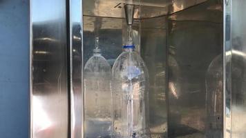 remplir une bouteille en plastique avec de l'eau avec un distributeur automatique.