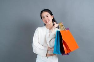 mujer asiática, tenencia, bolsas de compras foto