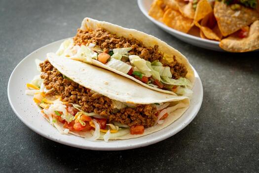 tacos mexicanos con pollo picado foto