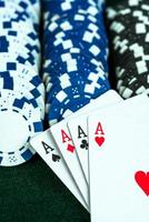 juego de cartas de póquer y monedas de dinero foto