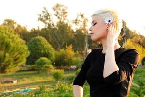 mujer rubia en el parque en la naturaleza verde foto