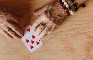 adivinar la lectura de cartas, magia de la abuela, predicción del destino foto