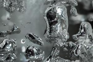 gotas y burbujas de mercurio en el agua. elemento químico peligroso foto