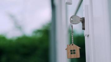 la clé de la maison pour déverrouiller une nouvelle maison est branchée sur la porte. video