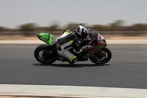 Competición de motos en una pista de carreras en un día de entrenamiento. foto