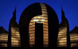 Mezquita central de Colonia Ehrenfeld iluminada foto