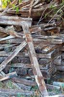 enorme montón de troncos de madera cortada foto