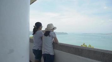 mãe e filha vêem uma bela vista na torre panorâmica video