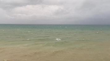 paesaggio marino con cielo nuvoloso e mare in tempesta video