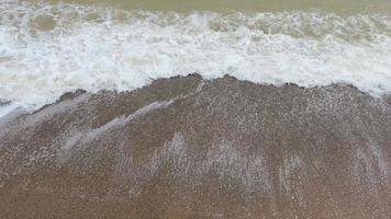 zeegezicht met modderige stormgolven aan de kust video