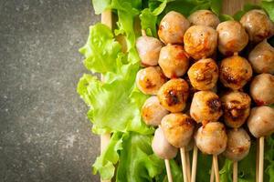 Brocheta de albóndigas a la parrilla con salsa picante foto