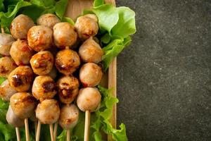 Brocheta de albóndigas a la parrilla con salsa picante foto