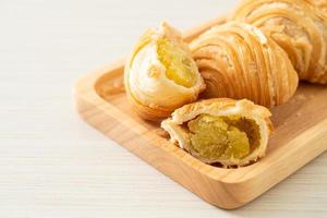 Curry puff pastry stuffed beans on wooden plate