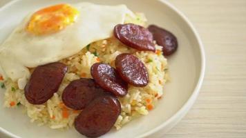 riz frit avec saucisse chinoise et oeuf au plat video