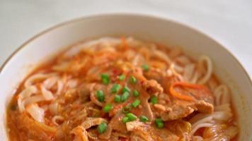 nouilles ramen udon avec soupe de porc et kimchi video