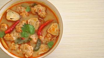 porc bouilli dans une soupe épicée de tom yum video