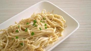 Enoki-Pilz oder goldene Nadel in Butter gebraten video