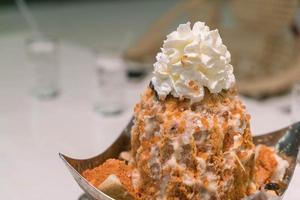 té con leche, hielo raspado con gelatina y crema batida - postre foto