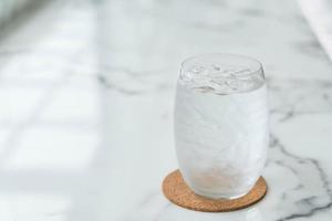 un vaso de agua con hielo foto