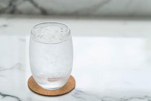 un vaso de agua con hielo foto