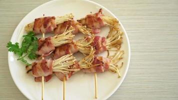 funghi enoki avvolti nel bacon con funghi ad ago video